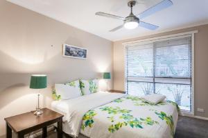 托基托基度假民宿 - 安德森的一间卧室设有一张床和一个窗口