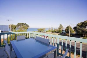 托基托基度假民宿 - 安德森的阳台上的蓝色桌椅