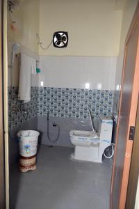 ChaukoriAtithi Home Stay - Himalayas view的浴室设有卫生间,墙上挂有面罩