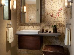 新德里Hotel Vin Inn, Paharganj, New Delhi的一间带水槽和镜子的浴室