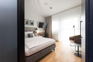辛根Brera Serviced Apartments Singen的一间卧室配有一张床和镜子
