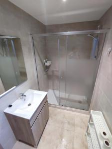 阿赫尔La Quadra de Quelo 3的一间带水槽和淋浴的浴室