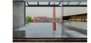 华盛顿华盛顿瑰丽酒店的从大楼内可欣赏到游泳池的景色