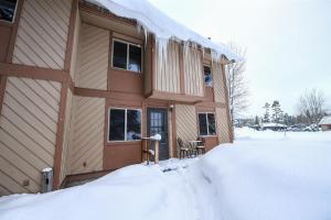 西黄石Trapper Condo Unit 7的积雪覆盖的房屋