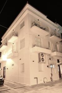 纳夫普利翁Porto Nafplio的白色的建筑,旁边设有阳台