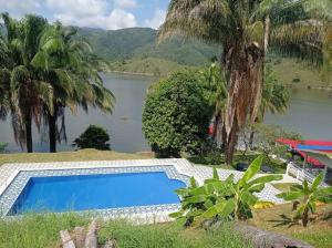 普拉多Cabaña represa Prado 25+ huesp的享有湖景的游泳池