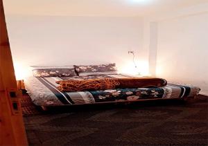 萨菲1A private room in a shared house for surfers的床上的床位,床上的西德西德