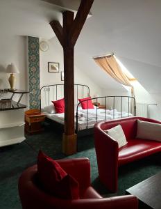 布拉格GEO酒店的客厅配有床和沙发