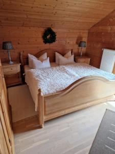 滨湖瓦京Plattenberger Hof的一间卧室配有一张带木墙的大床