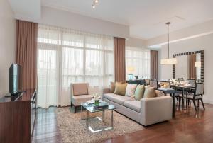 马尼拉Aruga Apartments by Rockwell Makati的客厅配有沙发和桌子