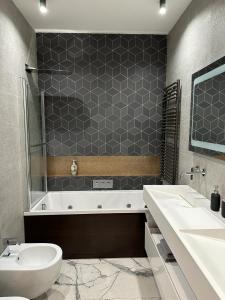 米兰V28的带浴缸、卫生间和盥洗盆的浴室