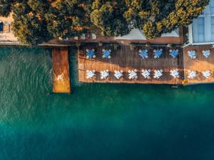 萨罗Hotel Spiaggia d'Oro - Charme & Boutique - Garda Lake Collection的享有水景和度假村的空中景致