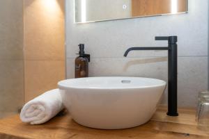 罗伊特Hotel Krone Tirol的一间带碗水槽和水龙头的浴室