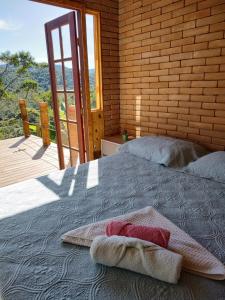 特雷索波利斯Casa Mohini的一间卧室配有带毛巾的床