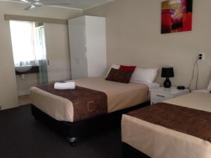 班达伯格卡鲁阿汽车旅馆的酒店客房设有两张床和盥洗盆