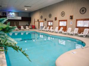 波科诺庄园Carriage House Country Club的一个带白色椅子的大型游泳池