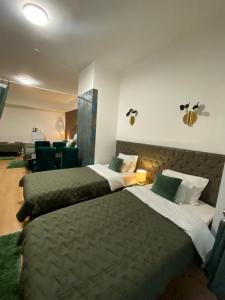 布达佩斯Allaga House的酒店客房 - 带两张床