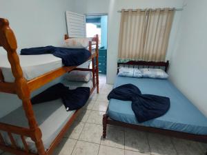 因贝Pousada Golfinhos的一间卧室配有两张双层床。