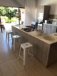 基利菲A80@VIPINGO RIDGE的厨房配有2张凳子和带水槽的台面