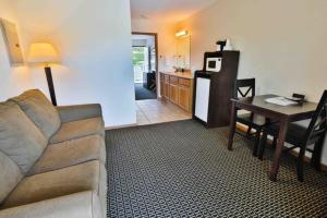 拉丁顿Nader's Motel & Suites的带沙发和桌子的客厅以及厨房。