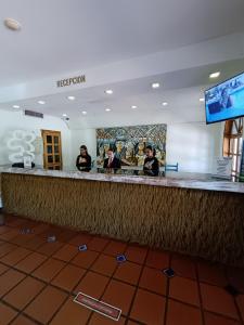 波拉马尔Hotel Margarita Village的三人站在酒店酒吧