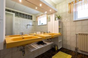 Barnbach艾尔菲公寓的一间带两个盥洗盆和大镜子的浴室