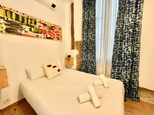 马德里centro Madrid / chueca (1)的一间卧室设有两张床和窗户。