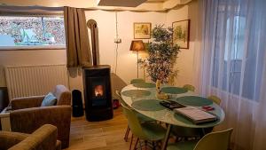 法尔肯堡Vakantiewoning Valkenburg的一间带木柴炉桌的用餐室