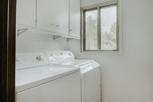 Saint-FaustinRoyal Laurentien的白色洗衣房配有洗衣机和窗户