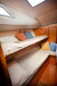 皮昂比诺XSail mediterraneo sport experience的船上的一间客房配有两张双层床。