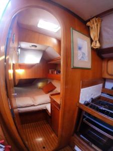 皮昂比诺XSail mediterraneo sport experience的小房间,船上有床