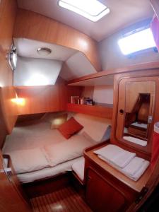 皮昂比诺XSail mediterraneo sport experience的小房间,船后设有一张床