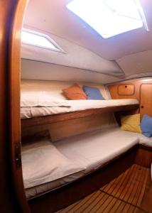 皮昂比诺XSail mediterraneo sport experience的船上的一间客房配有两张双层床。