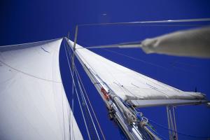 皮昂比诺XSail mediterraneo sport experience的船上的白帆的近距离