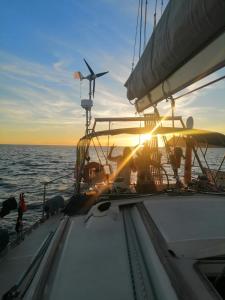 皮昂比诺XSail mediterraneo sport experience的船上装有风力涡轮机