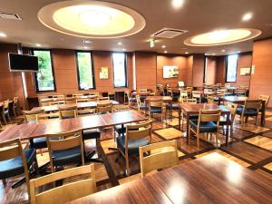 龟山鲁特因戴尼卡亚玛英特酒店的一间在房间内配有桌椅的餐厅