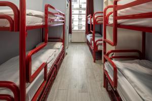 伦敦阿斯特维多利亚旅舍的客房内的一组双层床