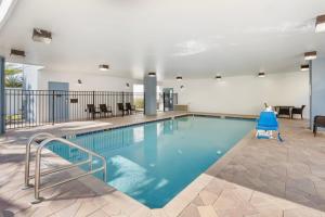 杰克逊维尔Comfort Suites West Jacksonville的大楼内的一个蓝色海水游泳池