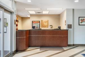 杰克逊维尔Comfort Suites West Jacksonville的医院的大堂,设有接待台