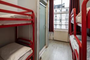 伦敦阿斯特维多利亚旅舍的客房设有三张双层床和一扇窗户。