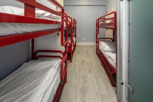 伦敦阿斯特维多利亚旅舍的客房设有三张双层床,铺有木地板。