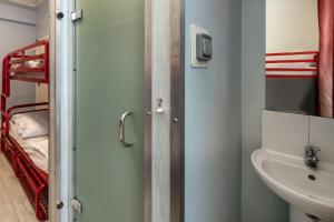 伦敦阿斯特维多利亚旅舍的一间带卫生间和水槽的浴室