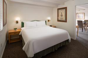 博雷戈斯普林斯La Casa Del Zorro Resort & Spa的一张大白色的床,位于酒店客房内