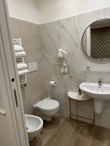 罗马NLM Boutique Suites的白色的浴室设有卫生间和水槽。