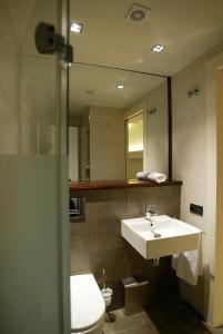 莫雷拉方达莫雷诺酒店的一间带水槽、卫生间和镜子的浴室