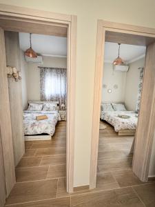 萨拉米斯Alyki Salamina House的一间卧室配有两张床和两面镜子