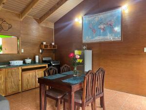 圣赫拉多德多塔Casa D'Pa的厨房配有桌椅和冰箱。