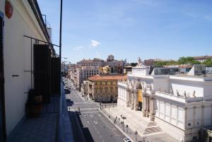 罗马Glam Luxury Rome的从大楼欣赏到城市街道的景色