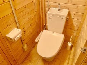 网走市Shirakaba no mori Cottage - Vacation STAY 90522v的木制浴室设有卫生间和水槽