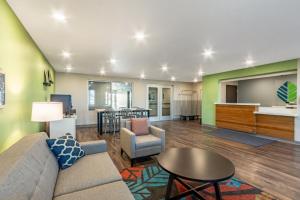 埃文代尔WoodSpring Suites Tolleson - Phoenix West的客厅配有沙发和桌子